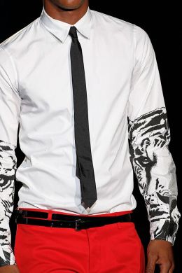 Черная рубашка с красным галстуком