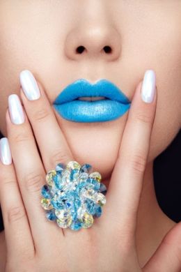 Синие губы и ногти