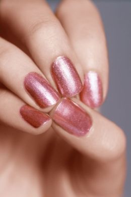 Розовый перламутровый лак для ногтей