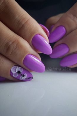Фиолетовый маникюр миндаль
