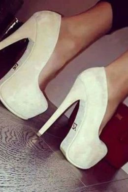 Белые туфли на каблуке