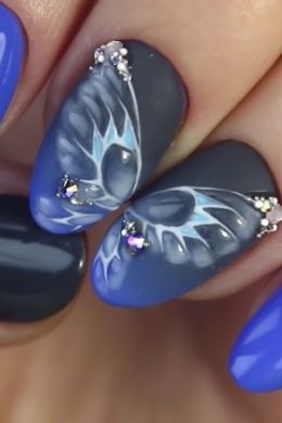 Синий маникюр с бабочками