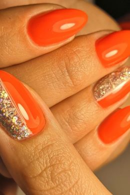 Оранжевые ногти с блестками
