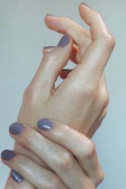 Рука с ногтями
