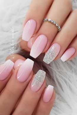 Розово белые ногти