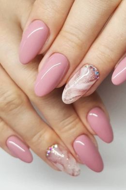Розовый маникюр на овальные ногти