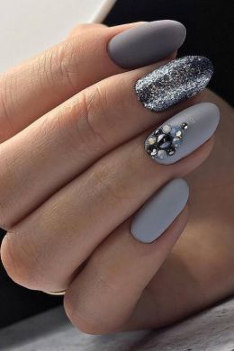 Серебристый дизайн ногтей