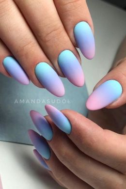Розово голубой градиент на ногтях