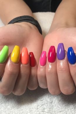 Разноцветные ногти яркие