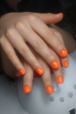 Оранжевый однотонный маникюр