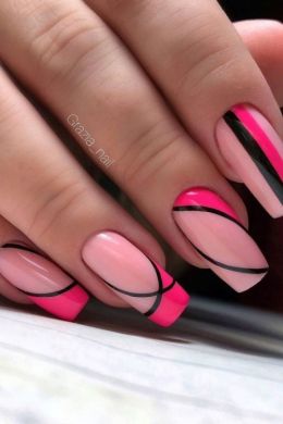 Розовые ногти с черным френчем