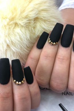 Черные матовые ногти с золотом