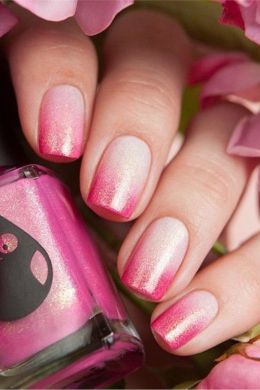 Розовый лак для ногтей