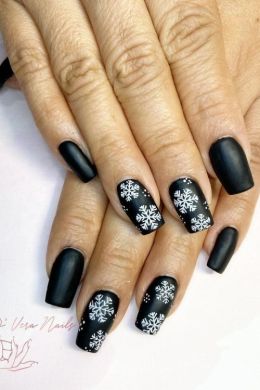 Черные новогодние ногти