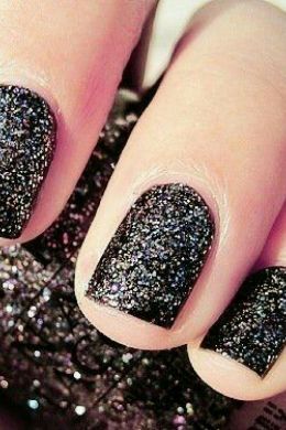 Черные блестящие ногти