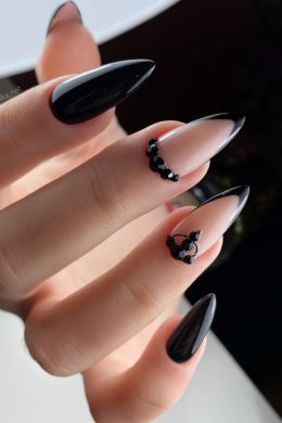 Черные длинные острые ногти