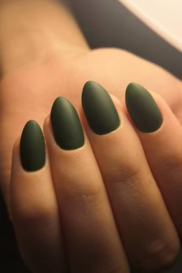 Темно зеленые матовые ногти