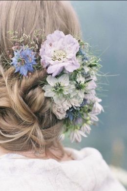 Цветок в волосах невесты
