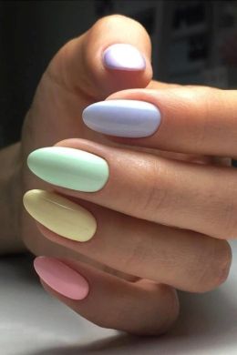 Разноцветные ногти нюд