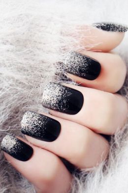 Черно белый градиент на ногтях