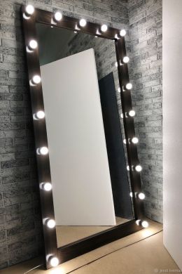 Зеркало для макияжа с лампочками