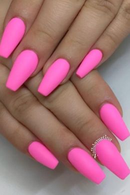 Ярко розовые квадратные ногти