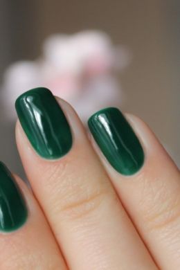 Темно зеленый лак для ногтей