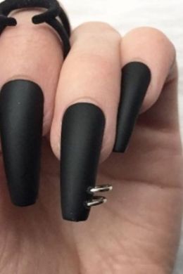 Черные ногти с пирсингом