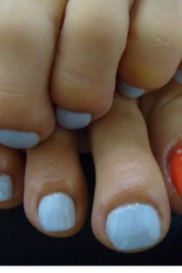 Оранжевые ногти на ногах