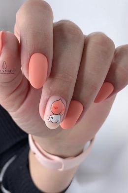 Персиковый френч на ногтях