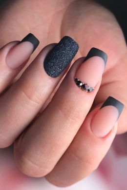 Черные матовые ногти с глянцевым френчем