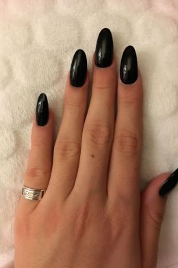 Черный маникюр на овальные ногти