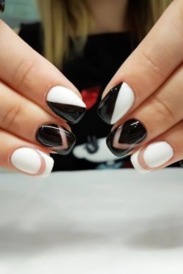 Черно белый маникюр на короткие ногти