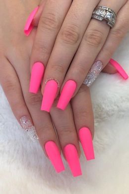 Ярко розовые матовые ногти