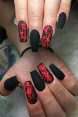 Черные ногти с красной фольгой