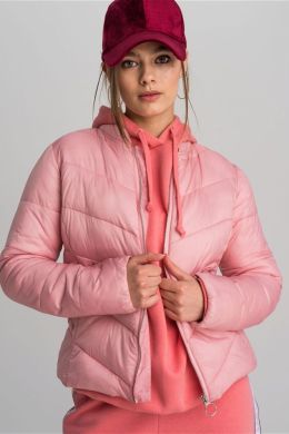 Ярко розовая куртка