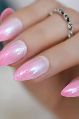 Розовые перламутровые ногти