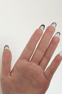 Пальцы с большими ногтями