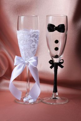 Украшение шампанского и бокалов на свадьбу
