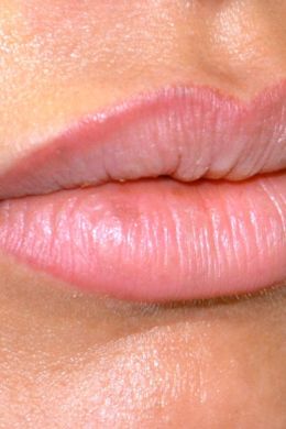 Перманентный макияж губ контур с растушевкой