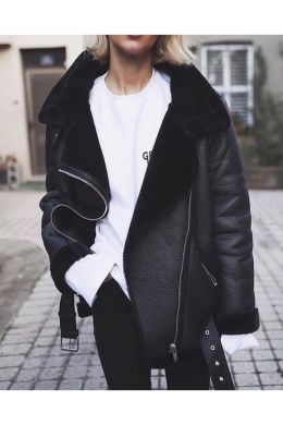 Черная куртка с белым мехом
