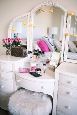 Столик туалетный с зеркалом для макияжа