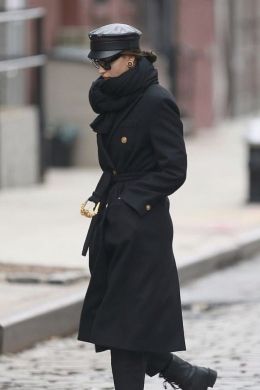 Черное пальто с кепкой
