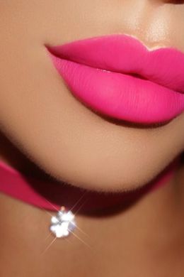 Ярко розовые губы