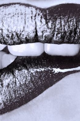 Черно белые губы