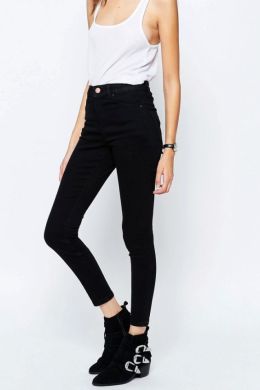 Черные джинсы с высокой талией