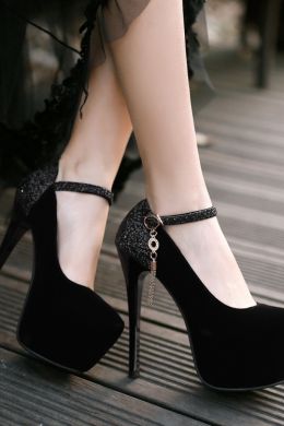 Красивые женские туфли на каблуке