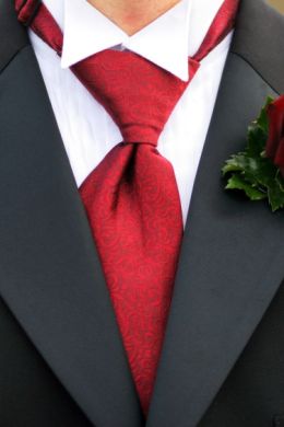Черный костюм с красным галстуком