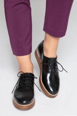 Классические женские ботинки на шнуровке