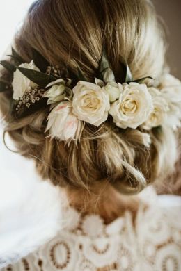 Свадебная прическа с цветами в волосах